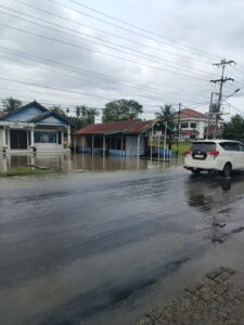 Hujan Deras Sebabkan Genangan Air di Jalan Lintas Sumatera Sei Rampah, Arus Lalu Lintas Melambat