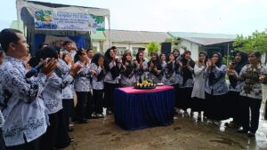 Guru SMKN 1 Teluk Mengkudu Rayakan Hari Guru Nasional dengan Meriah Meski Diguyur Hujan