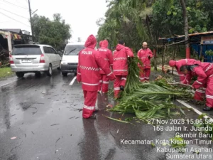 Sat Samapta Polres Asahan Laksanakan Patroli Perintis Presisi di Ruas Jalan Tergenang Banjir Akibat Curah Hujan Tinggi di Kota Kisaran