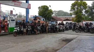 BBM Langka Ratusan Kendaraan Antri,SPBU 142051139 Firdaus