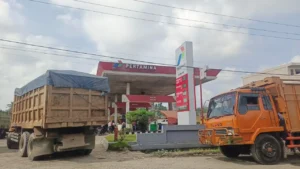 Antrian Panjang Kendaraan Solar Padati SPBU Sei Rampah, Pengendara Pertalite Pilih Beralih ke SPBU Lain