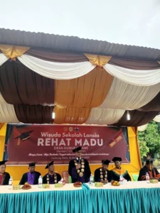 Wisuda Sekolah Lansia “REHAD MADU” Gunung Pane, Tangis Haru Warnai Prosesi Cuci Kaki Orang Tua