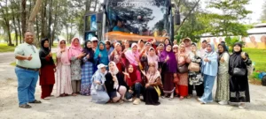 Sekolah Lansia Rehat Madu Standar I Tutup Program 2025 dengan Study Tour Bahagia ke Pantai Cermin