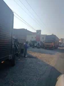 Antrean Truk dan Bus Mengular di SPBU Sei Rampah, Arus Lalu Lintas Sempat Melambat